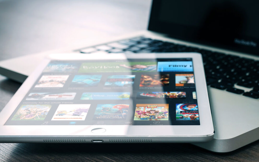 MacBook und iPad zur Vorbereitung eines macOS-Updates
