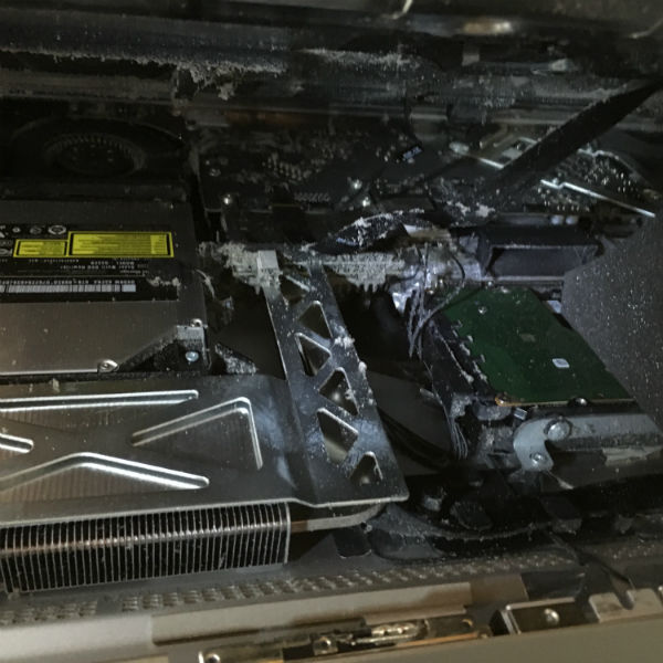 Geöffneter iMac bei der Diagnose und Reparatur