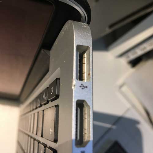 MacBook mit beschädigtem Display nach einem Sturz